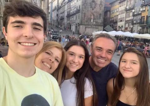 Viúva de Gugu revela que ela e as filhas estão passando por dificuldades