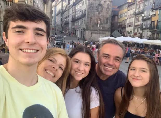 Viúva de Gugu revela que ela e as filhas estão passando por dificuldades