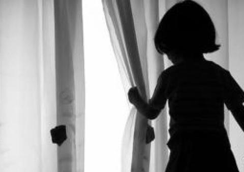 Menina de 10 anos engravida após ser estuprada por vários homens e não pode abortar