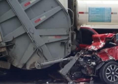 Em acidente, carro entra na traseira de caminhão de lixo e deixa um ferido em Manaus