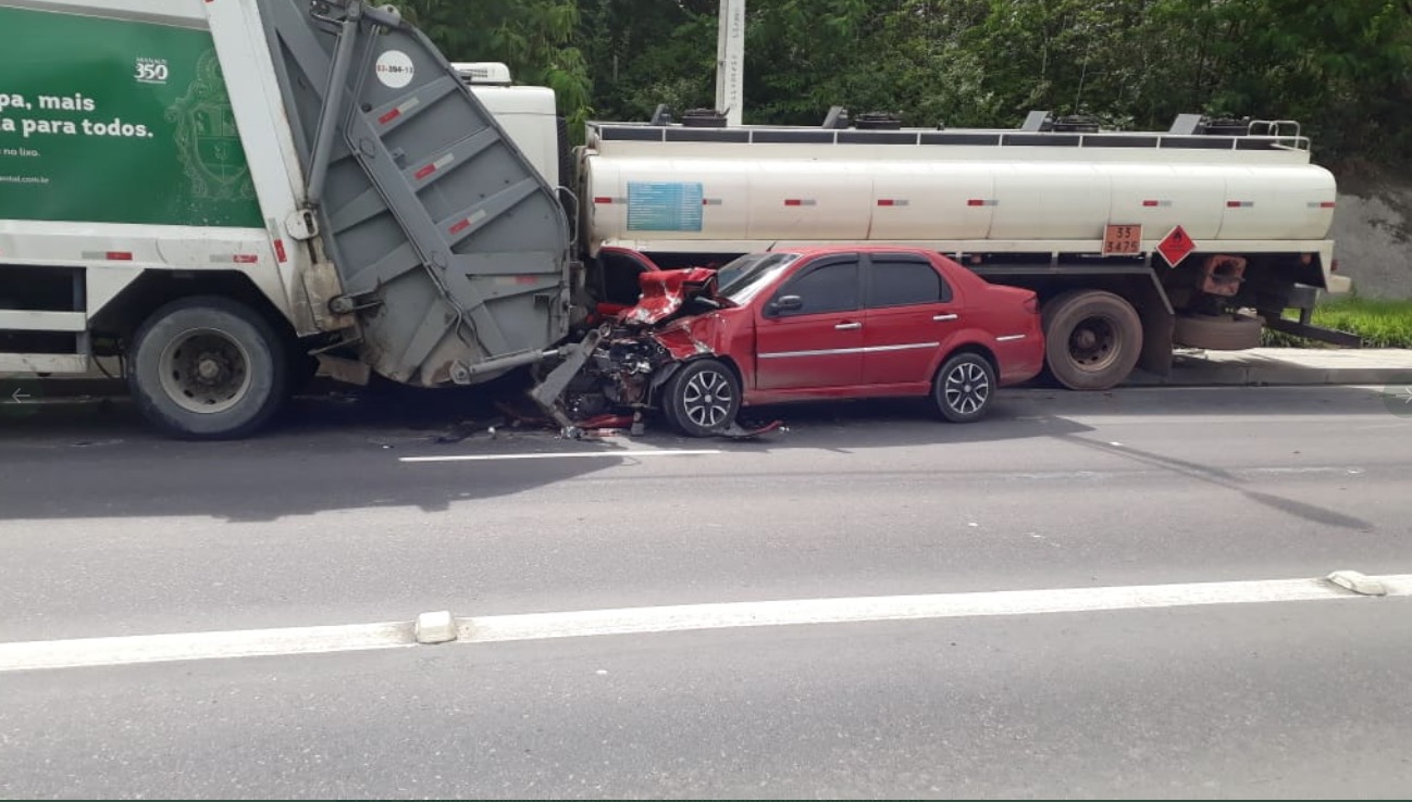 Em acidente, carro entra na traseira de caminhão de lixo e deixa um ferido em Manaus