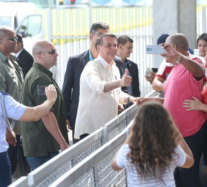 Bolsonaro sanciona lei que pune incitação ao suicídio pela internet