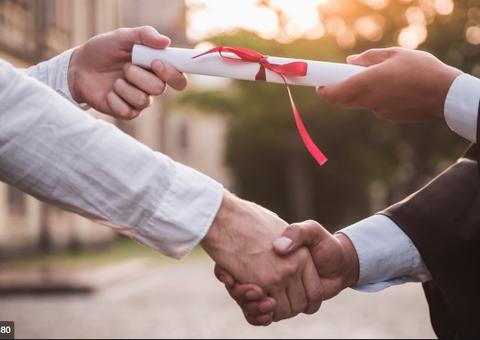 Projeto dá 120 dias para apresentação ao empregador de diploma do curso superior