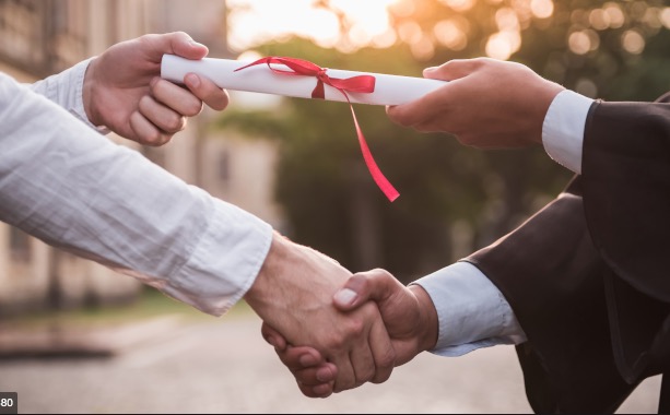 Projeto dá 120 dias para apresentação ao empregador de diploma do curso superior