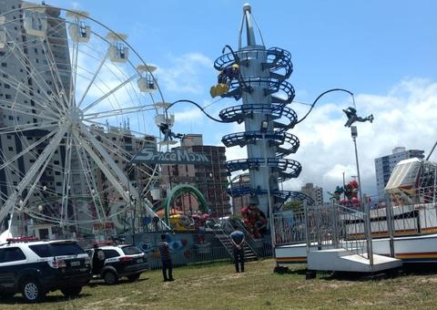 Jovem fica grudado em grade de brinquedo ao levar choque em parque de diversões