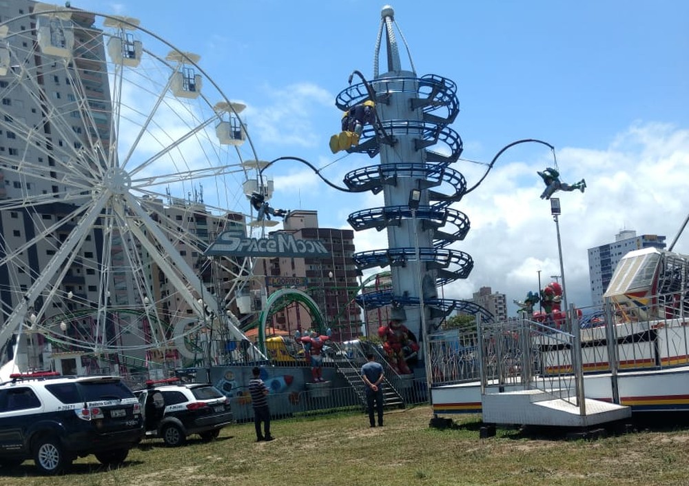 Jovem fica grudado em grade de brinquedo ao levar choque em parque de diversões
