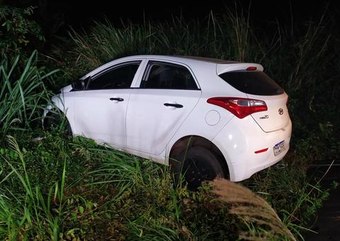 Suspeito de roubar carro morre em confronto com a polícia em estrada