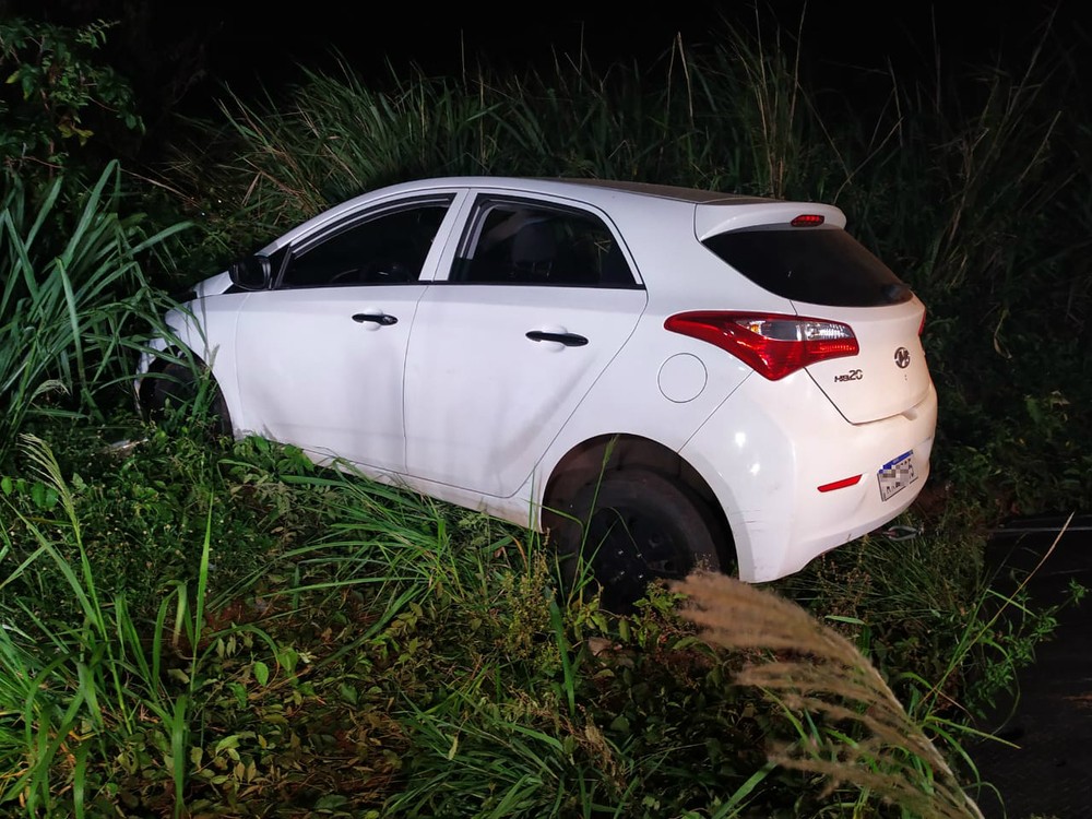 Suspeito de roubar carro morre em confronto com a polícia em estrada