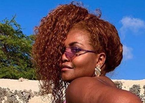 De biquininho, Gaby Amarantos posa com virilha em destaque e causa reboliço