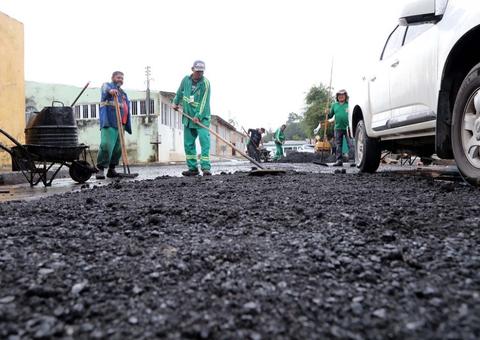 Zona Norte recebe serviços de drenagem e tapa-buracos em Manaus