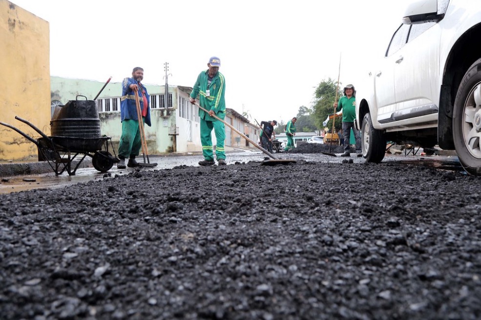 Zona Norte recebe serviços de drenagem e tapa-buracos em Manaus