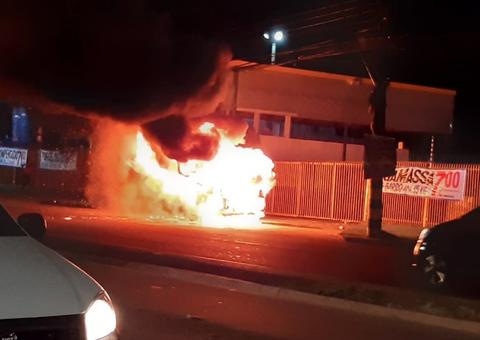 Vídeo: Kombi fica completamente destruída após pegar fogo em avenida de Manaus