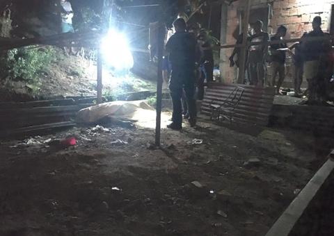 Em sábado sangrento, homem é encurralado e morto a tiros em invasão de Manaus