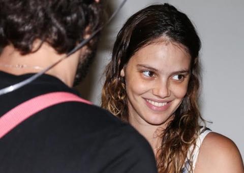 Laura Neiva e Chay Suede deixam a maternidade com filha