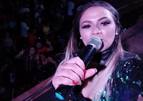 Cantora de forró morre após passar mal em show