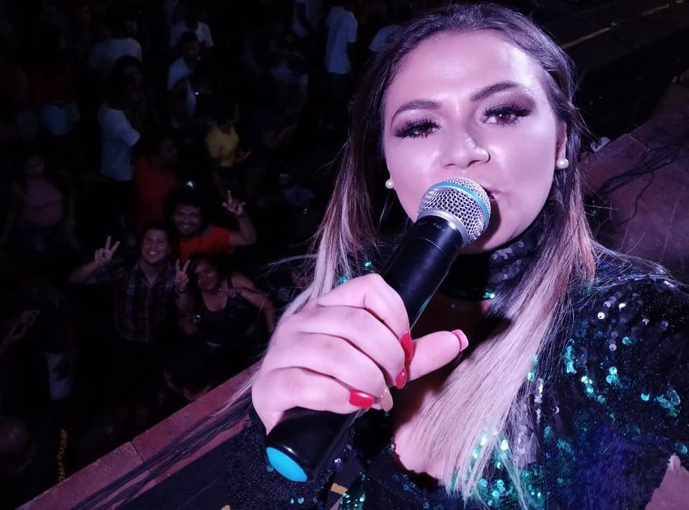 Cantora de forró morre após passar mal em show