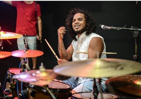 Baterista morre após sofrer descarga elétrica ao montar aparelho de som