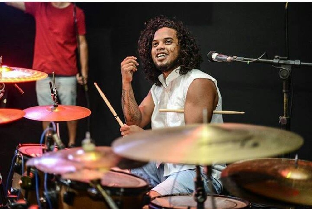Baterista morre após sofrer descarga elétrica ao montar aparelho de som