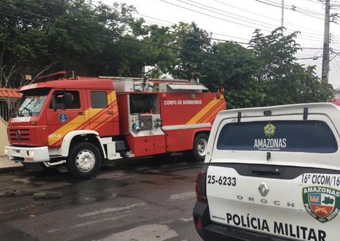 Em Manaus, bombeiros arrombam porta de casa em chamas para evitar o pior