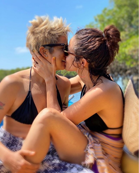 Nanda Costa posta foto beijando namorada: 'minha mulher'