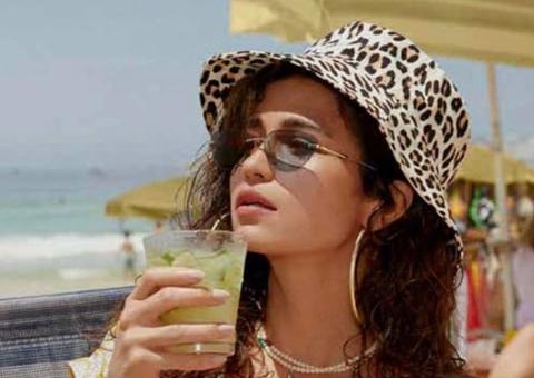 Nanda Costa posta foto beijando namorada: 'minha mulher'