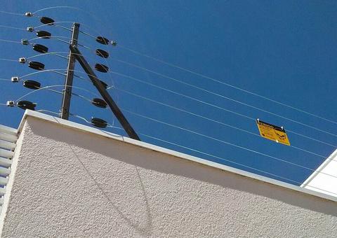 Em Manaus, homem tenta invadir loja e fica preso em cerca elétrica