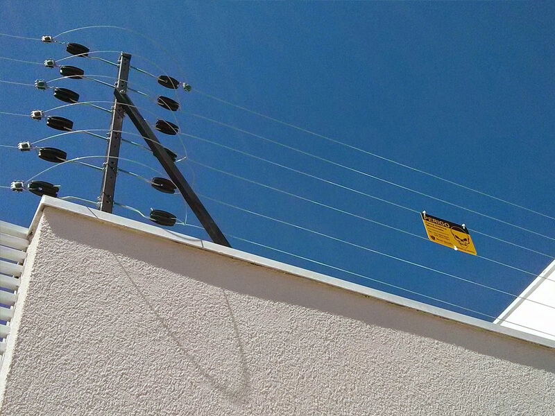 Em Manaus, homem tenta invadir loja e fica preso em cerca elétrica