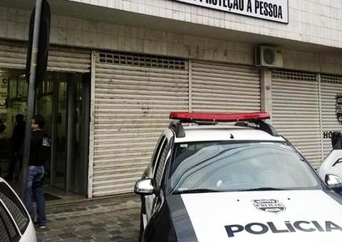 Homem é assassinado e sua cabeça é encontrada dentro de bolsa em frente à igreja