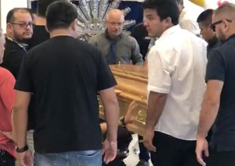 Sob forte comoção, corpo de Arlindo Jr. chega ao centro de convenções em Manaus