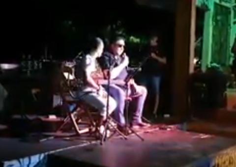 David Assayag se emociona ao cantar louvor em homenagem a Arlindo Jr.