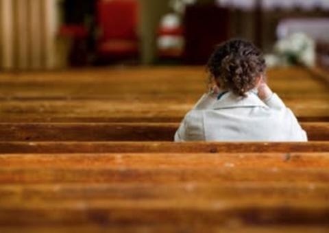 Em Manaus, mulher é presa dentro de igreja após assaltar casal que saia de caixa eletrônico