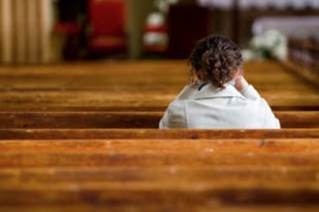 Em Manaus, mulher é presa dentro de igreja após assaltar casal que saia de caixa eletrônico