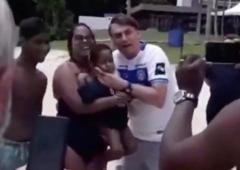 Em vídeo, Bolsonaro chama criança de petista e a força a tirar foto com ele na Bahia