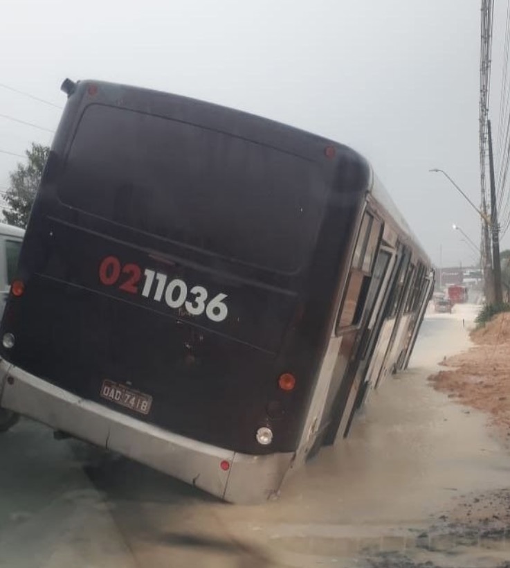 Ônibus fica atolado em lama após forte chuva em Avenida de Manaus