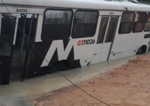 Ônibus fica atolado em lama após forte chuva em Avenida de Manaus