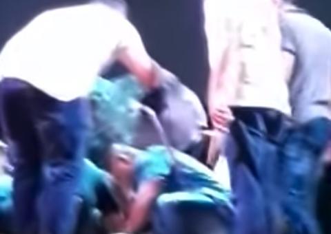 Fã registra momento em que cantora de forró é socorrida ao passar mal