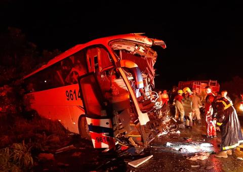 Tragédia na BR: Caminhoneiro, esposa e filha de 2 anos mortos em acidente são enterrados no Amazonas