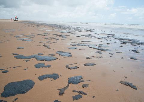Manchas de óleo voltam a aparecer no litoral do Ceará