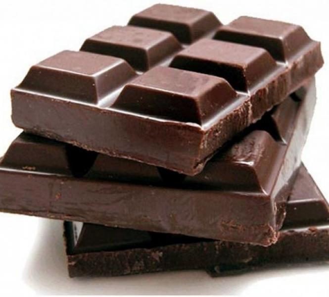 Homem é preso após furtar cinco barras de chocolate em supermercado 