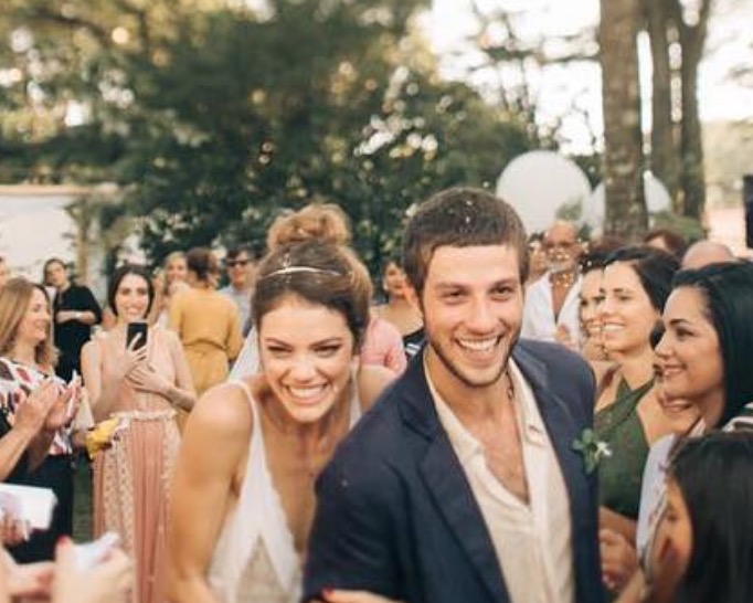 Laura Neiva e Chay Suede publicam primeira foto da filha, Maria 