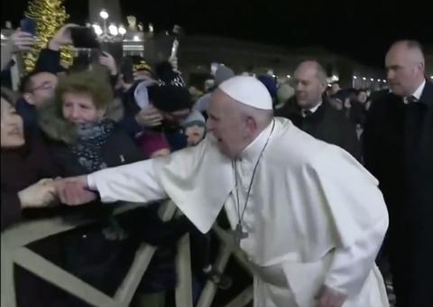 Vídeo: Papa Francisco se irrita e dá tapas em mulher que o puxou no Vaticano