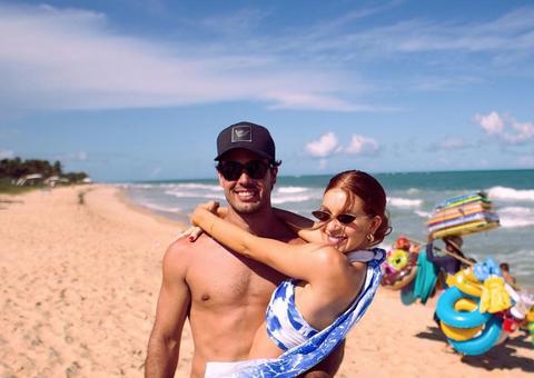 Com bumbum à mostra, Marina Ruy Barbosa leva apalpada do marido e exibe barriga sarada