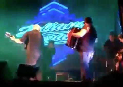 Vídeo mostra momento em que cantor sertanejo tem parada cardíaca em show