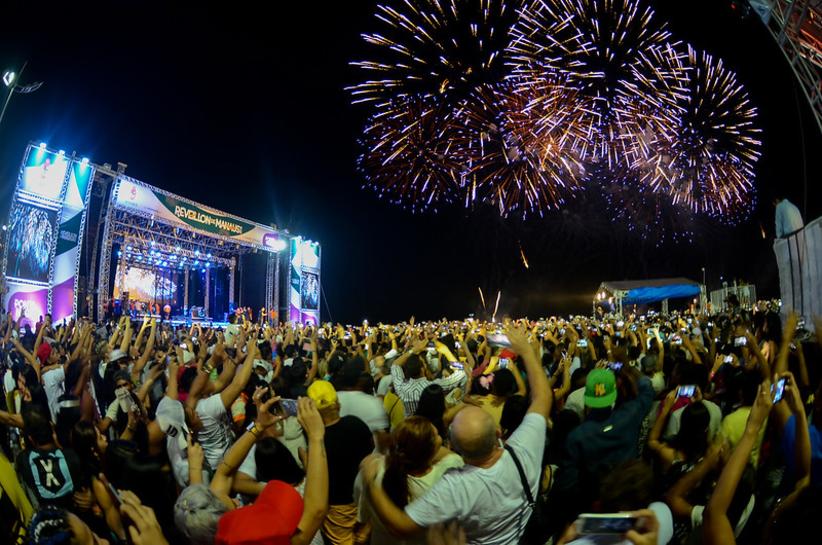 Público comemora a festa da virada na Orla do Amarelinho em Manaus