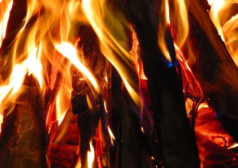 Explosão de casa deixa uma pessoa morta e vários feridos