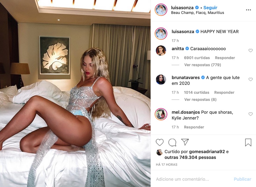 Luísa Sonza posta foto caliente na cama e Anitta 'pira' em comentário