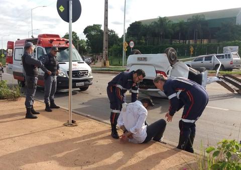 Motorista sem habilitação capota carro em fuga e deixa um passageiro morto