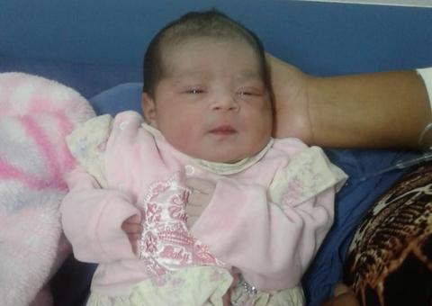 Motorista bate em carro estacionado e bebê que estava sendo amamentado morre