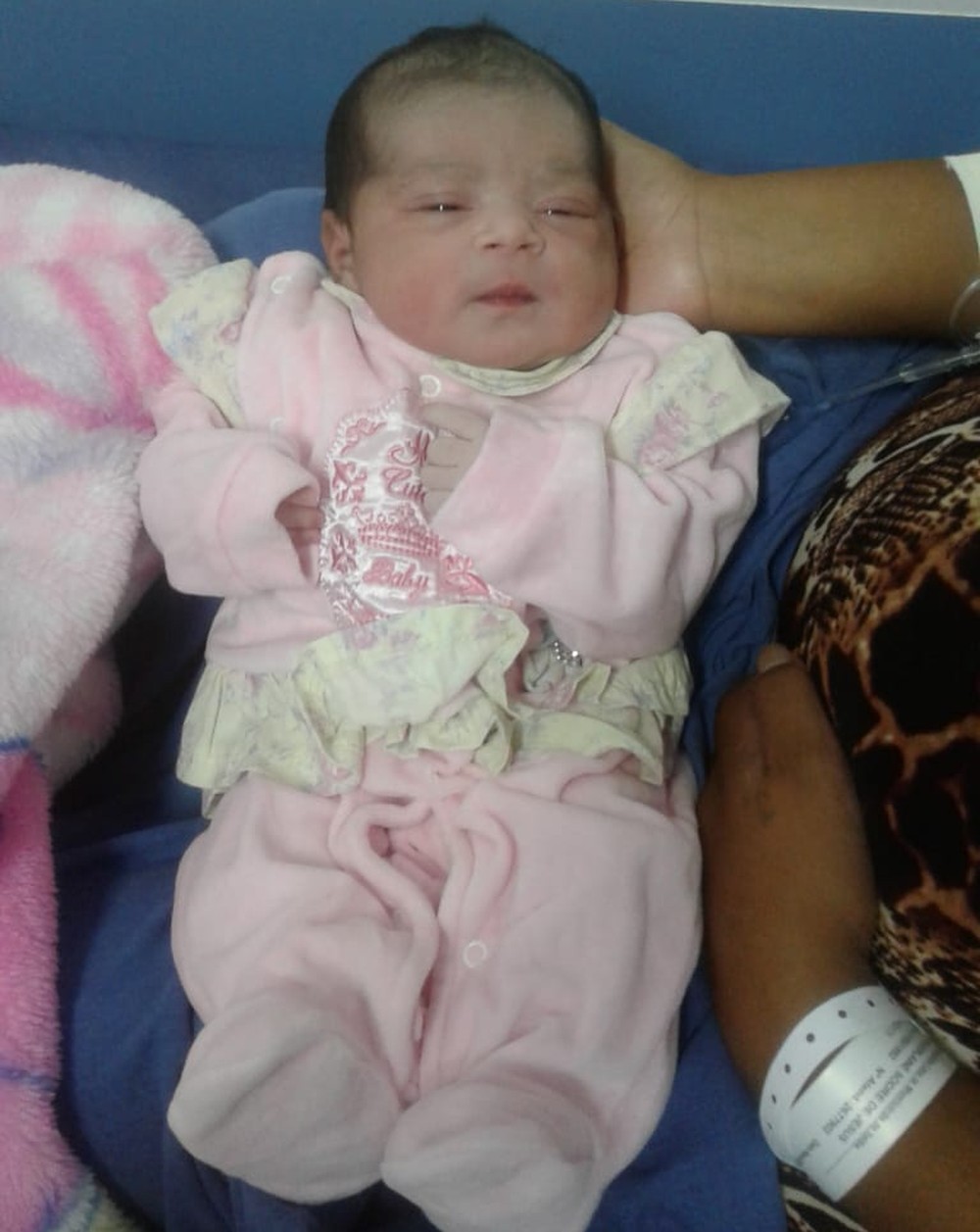 Motorista bate em carro estacionado e bebê que estava sendo amamentado morre