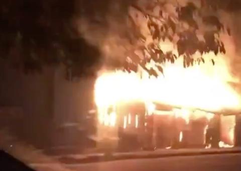 Vídeo mostra centro comercial em chamas na virada do ano em Manaus